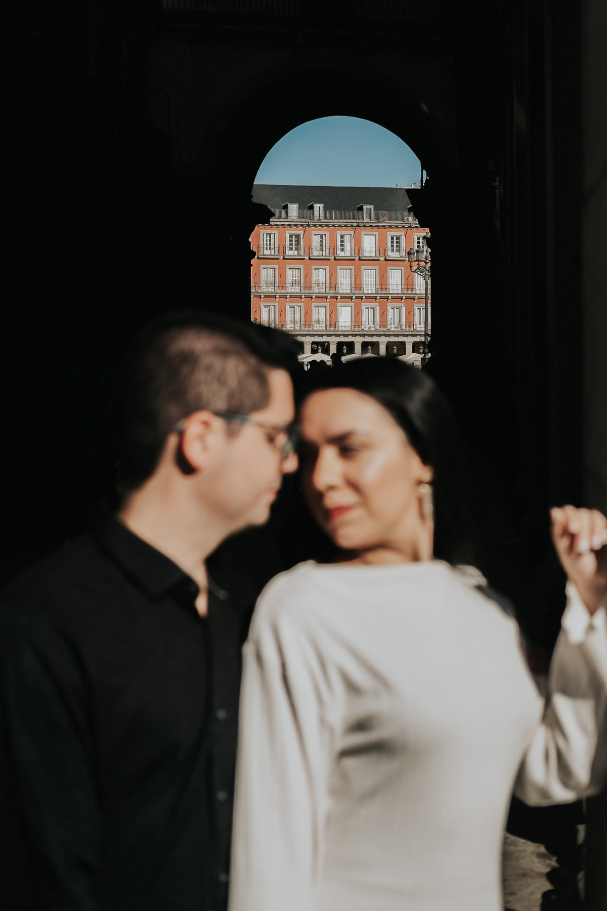 Ensaio fotográfico em Madrid com casal brasileiro, com fotos leves, espontâneas e românticas. Ideal para pre wedding e destination wedding na Europa, com registros naturais e cheios de emoção. Tomaz Fotografias