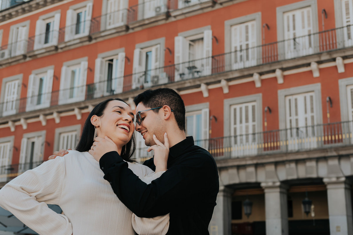 Ensaio fotográfico em Madrid com casal brasileiro, com fotos leves, espontâneas e românticas. Ideal para pre wedding e destination wedding na Europa, com registros naturais e cheios de emoção. Tomaz Fotografias