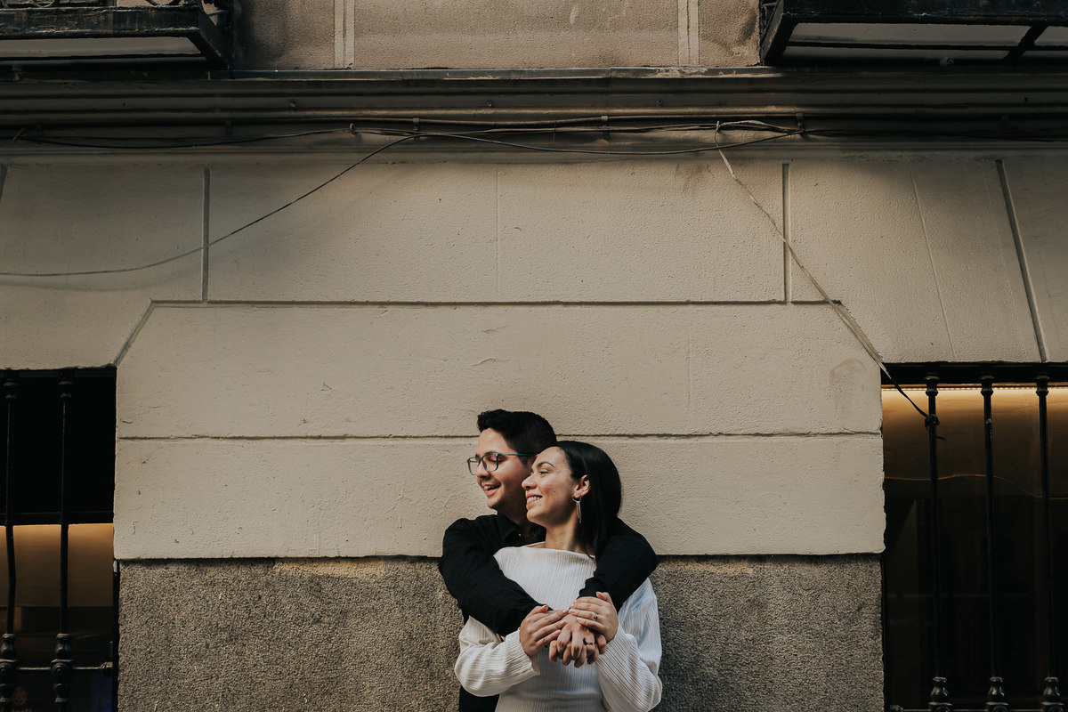 Ensaio fotográfico em Madrid com casal brasileiro, com fotos leves, espontâneas e românticas. Ideal para pre wedding e destination wedding na Europa, com registros naturais e cheios de emoção. Tomaz Fotografias