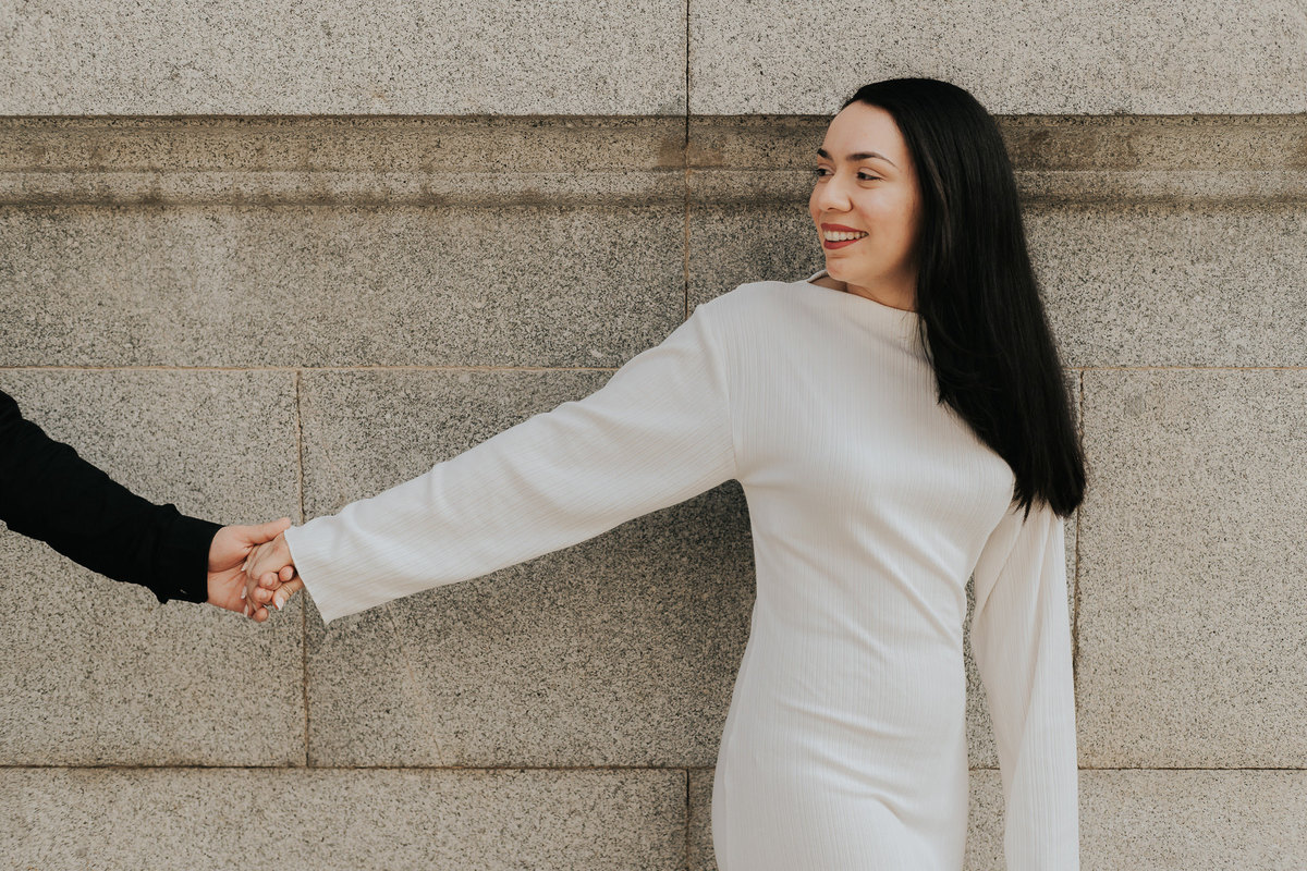 Ensaio fotográfico em Madrid com casal brasileiro, com fotos leves, espontâneas e românticas. Ideal para pre wedding e destination wedding na Europa, com registros naturais e cheios de emoção. Tomaz Fotografias