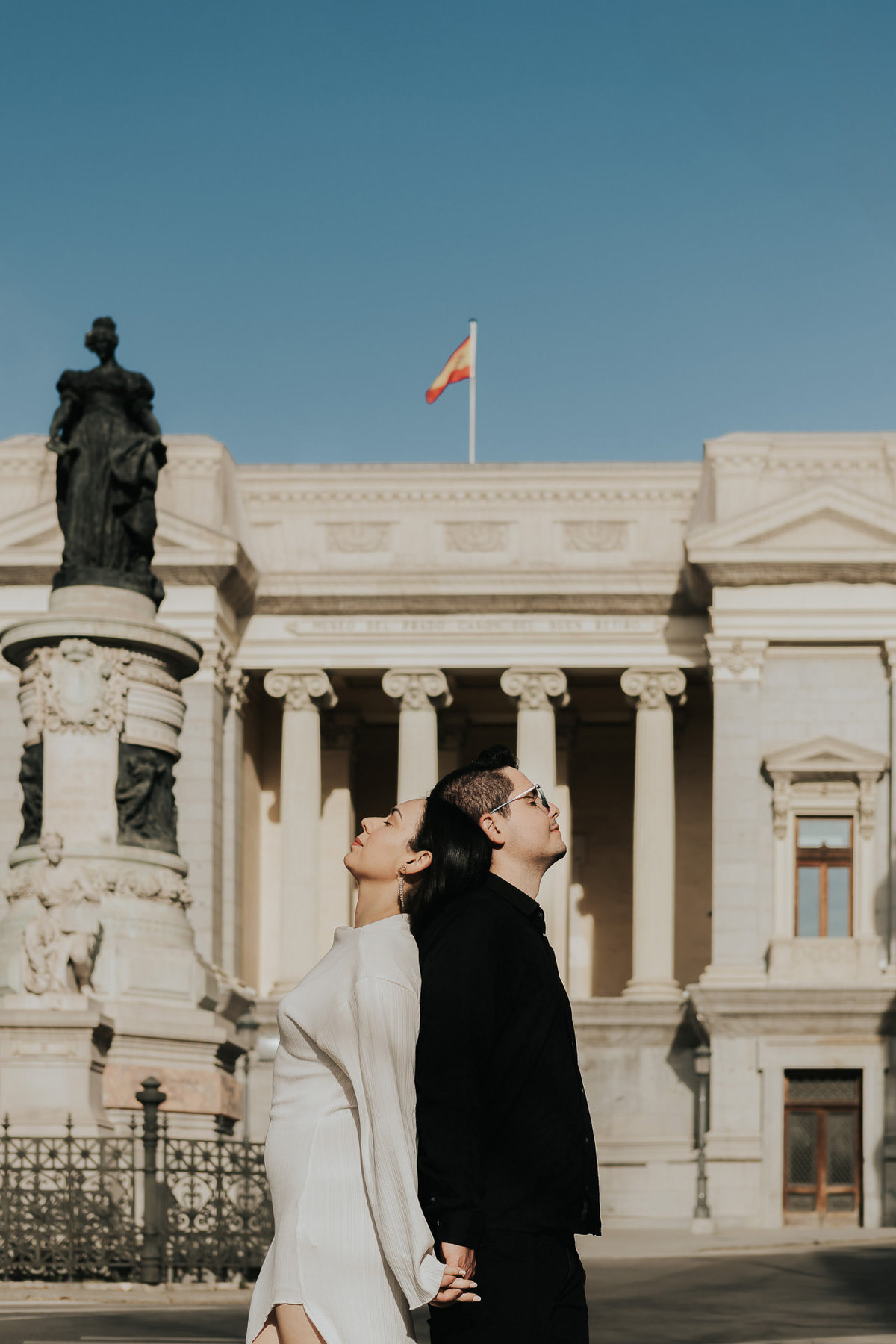 Ensaio fotográfico em Madrid com casal brasileiro, com fotos leves, espontâneas e românticas. Ideal para pre wedding e destination wedding na Europa, com registros naturais e cheios de emoção. Tomaz Fotografias