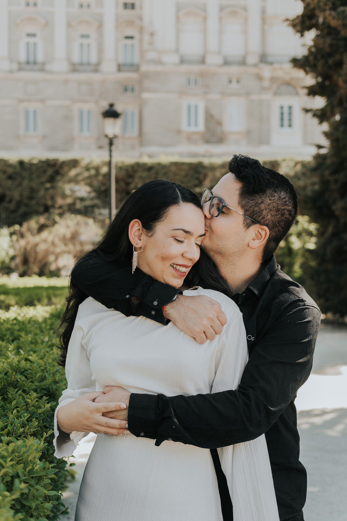 Ensaio fotográfico em Madrid com casal brasileiro, com fotos leves, espontâneas e românticas. Ideal para pre wedding e destination wedding na Europa, com registros naturais e cheios de emoção. Tomaz Fotografias