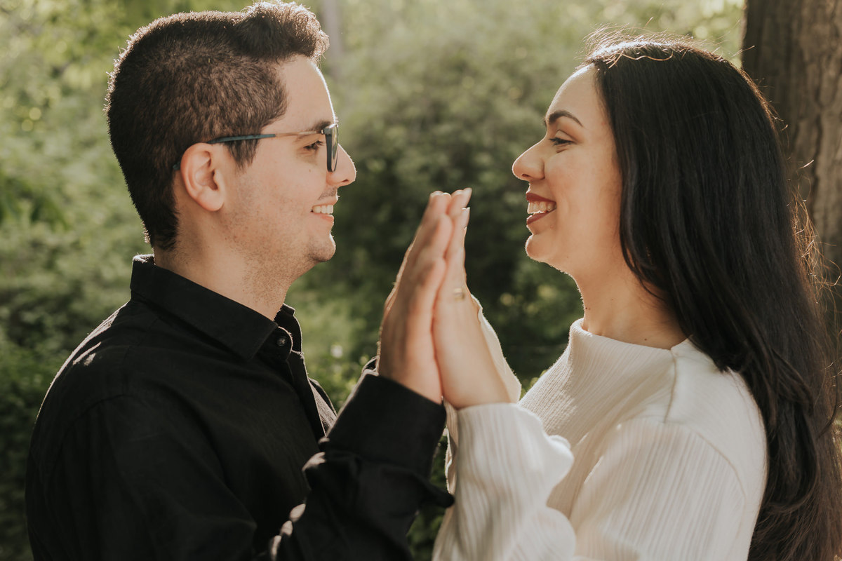 Ensaio fotográfico em Madrid com casal brasileiro, com fotos leves, espontâneas e românticas. Ideal para pre wedding e destination wedding na Europa, com registros naturais e cheios de emoção. Tomaz Fotografias