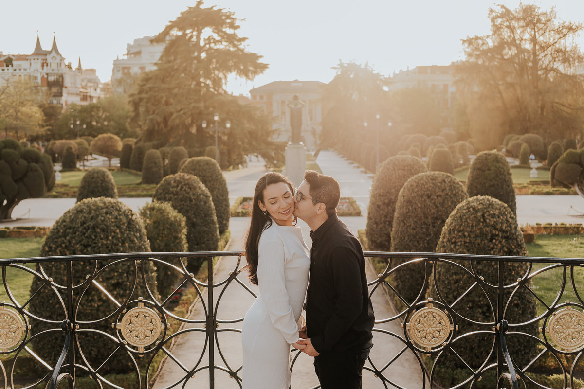 Ensaio fotográfico em Madrid com casal brasileiro, com fotos leves, espontâneas e românticas. Ideal para pre wedding e destination wedding na Europa, com registros naturais e cheios de emoção. Tomaz Fotografias
