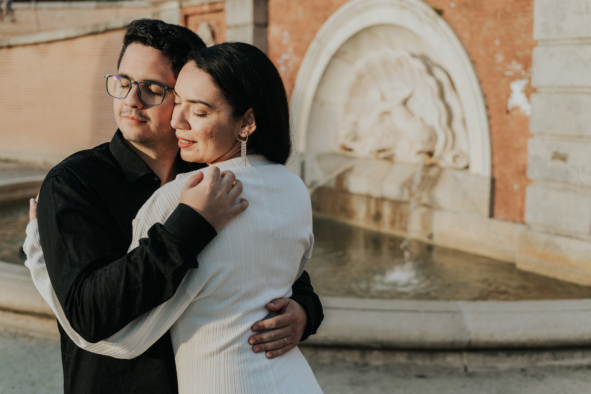 Ensaio fotográfico em Madrid com casal brasileiro, com fotos leves, espontâneas e românticas. Ideal para pre wedding e destination wedding na Europa, com registros naturais e cheios de emoção. Tomaz Fotografias