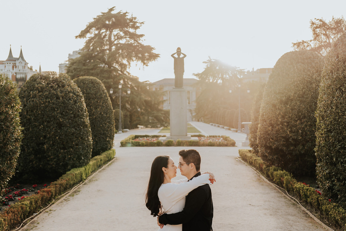 Ensaio fotográfico em Madrid com casal brasileiro, com fotos leves, espontâneas e românticas. Ideal para pre wedding e destination wedding na Europa, com registros naturais e cheios de emoção. Tomaz Fotografias