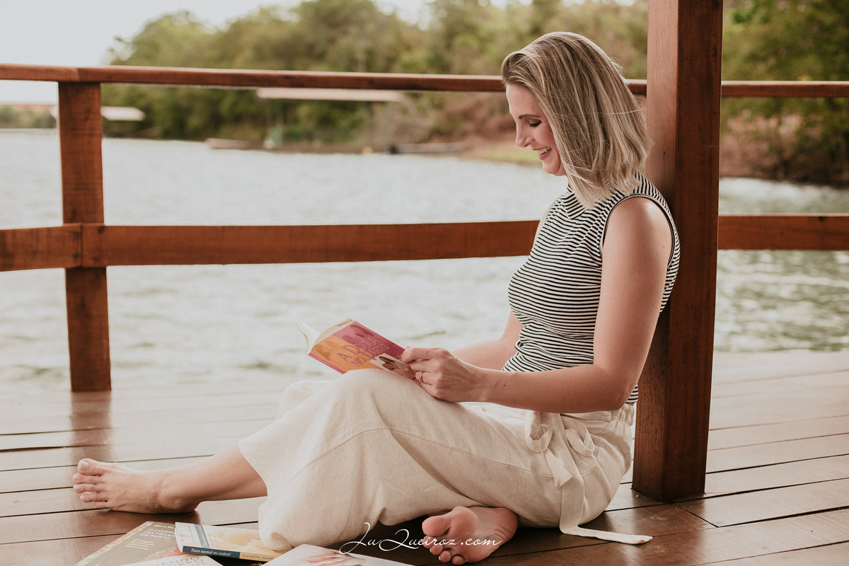 mulher lendo livros sobre parto normal, doula, amamentação.