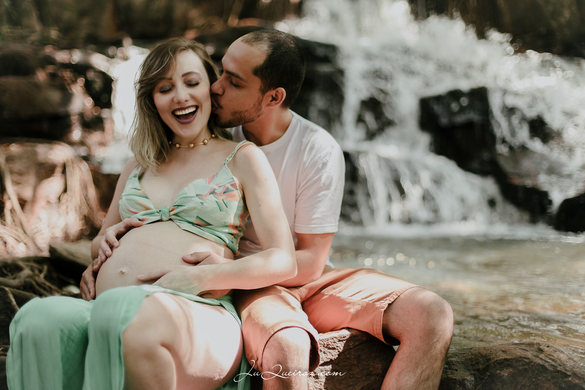 gestante, ensaio de gestante na cachoeira, casal na cachoeira