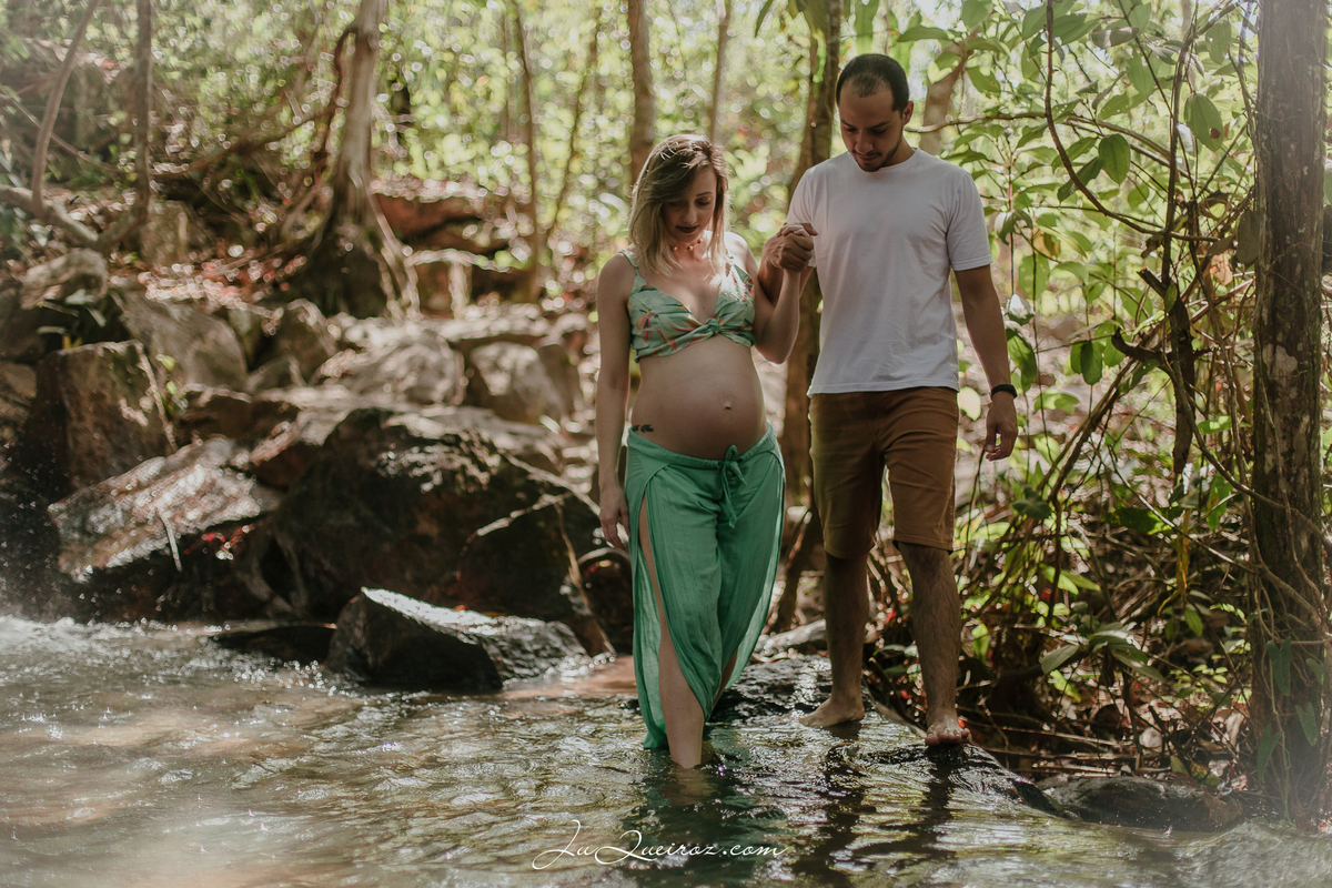 gestante, ensaio de gestante na cachoeira, casal na cachoeira