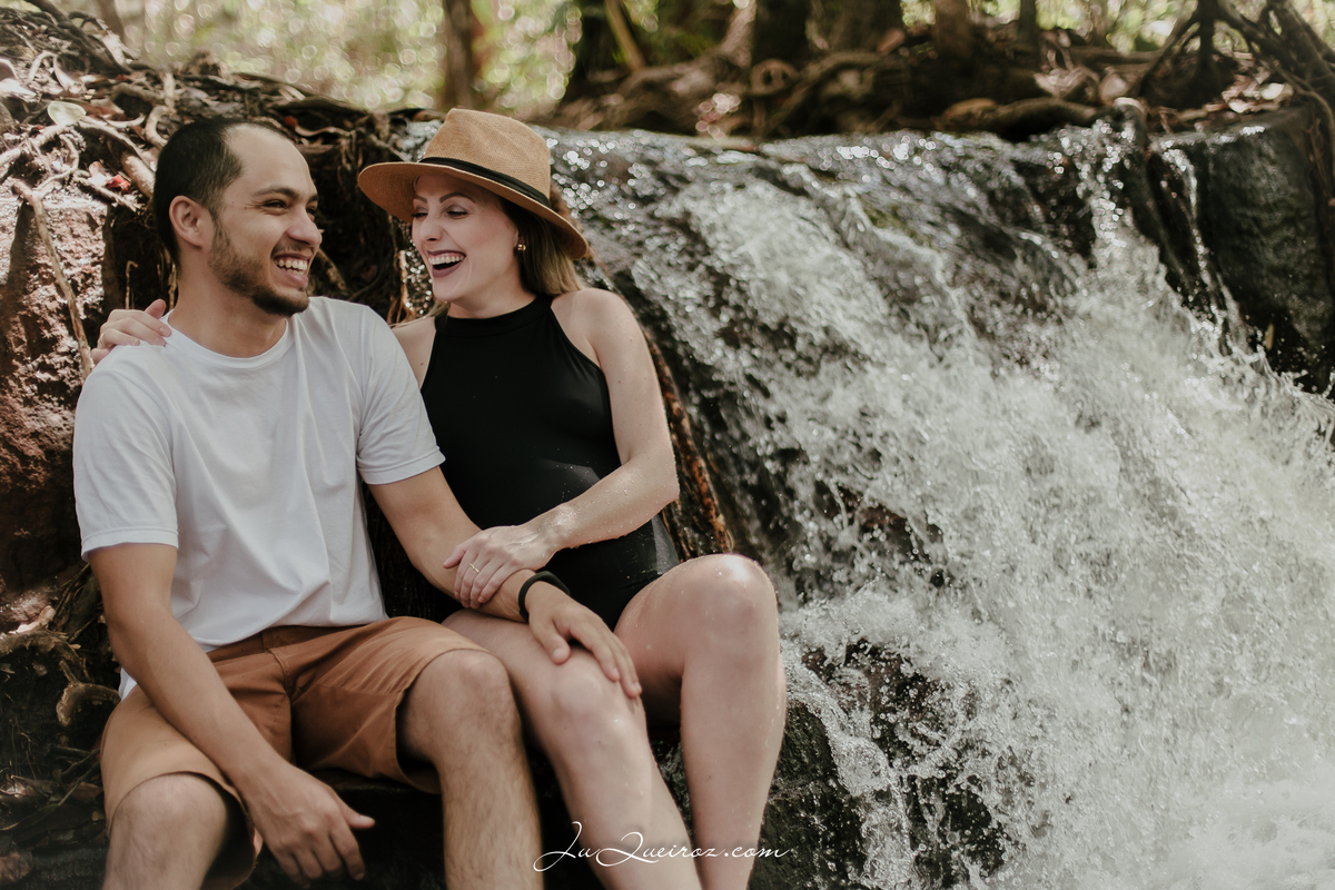 gestante, ensaio de gestante na cachoeira, casal na cachoeira