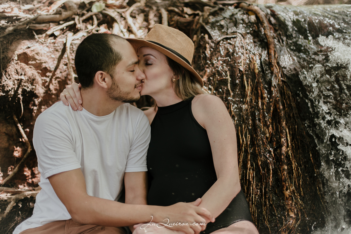 gestante, ensaio de gestante na cachoeira, casal na cachoeira