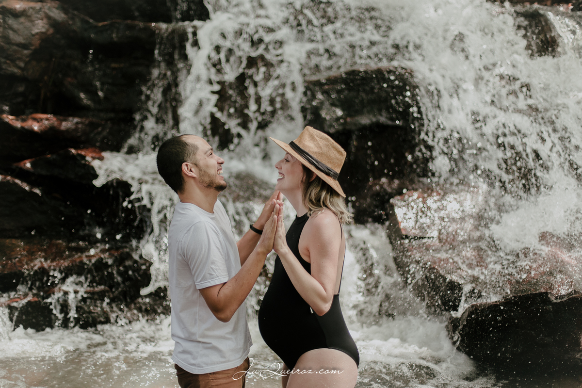 gestante, ensaio de gestante na cachoeira, casal na cachoeira