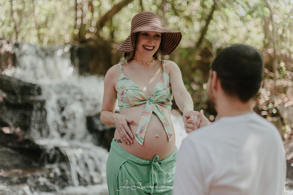 gestante, ensaio de gestante na cachoeira, casal na cachoeira