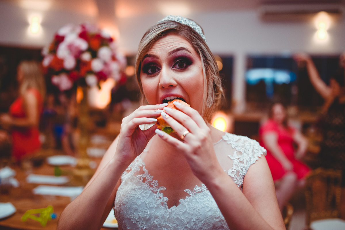 Noiva comendo hambúrguer