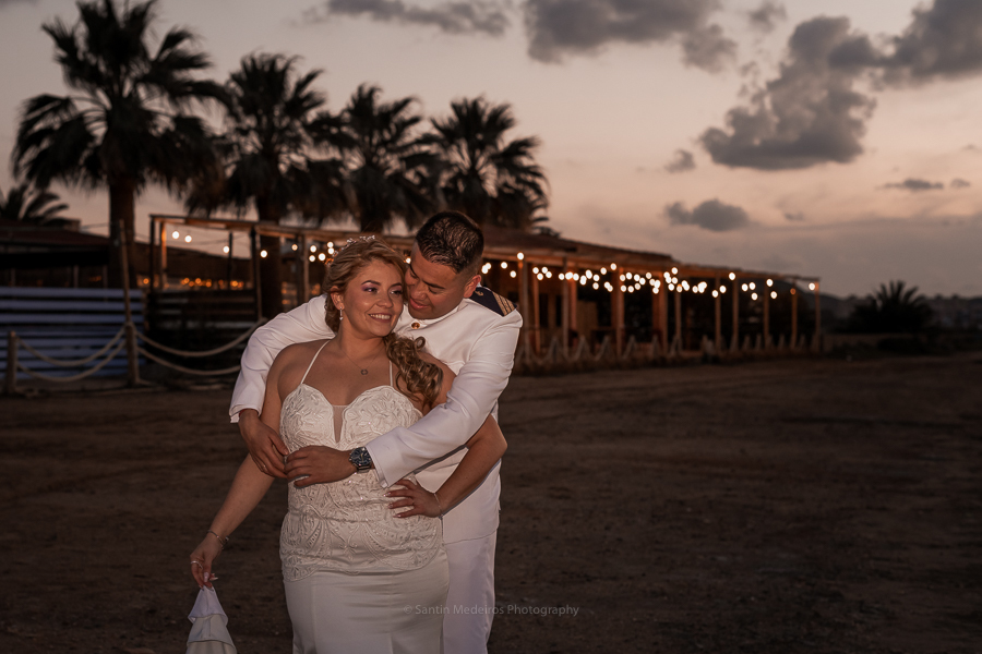 novios en la playa