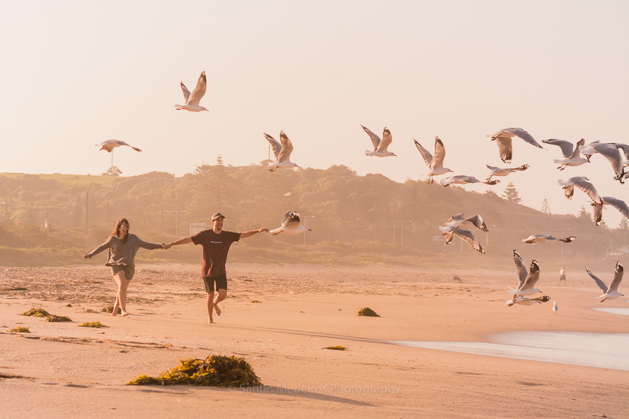 pareja corriendo en la playa