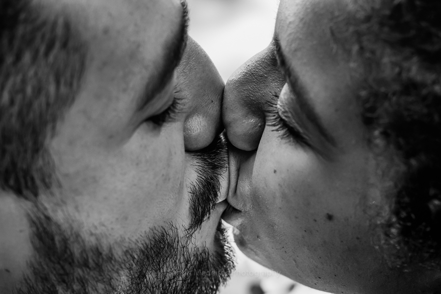 blanco y negro beso de los novios