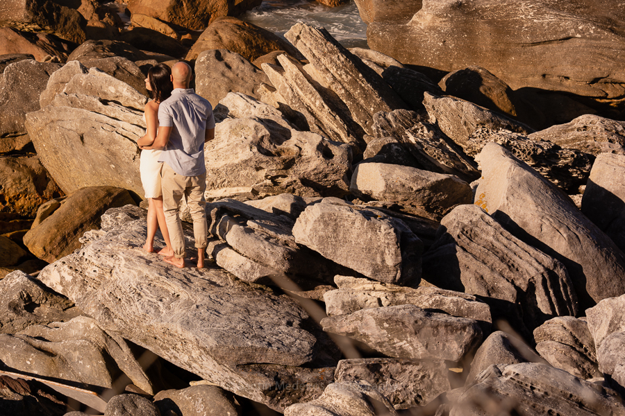 pareja en las rocas
