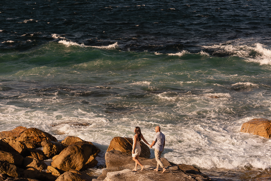 pareja andando en la playa