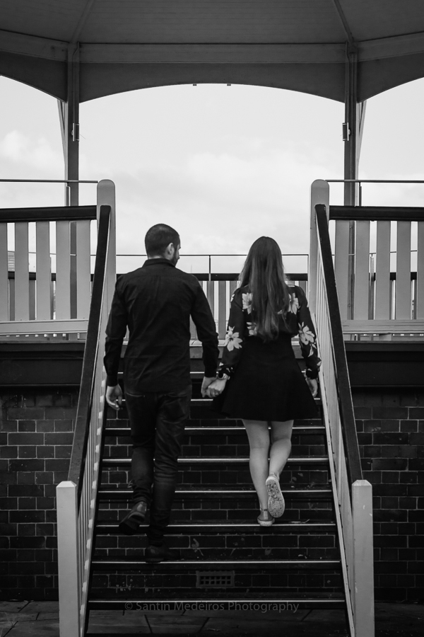blanco y negro subiendo escaleras