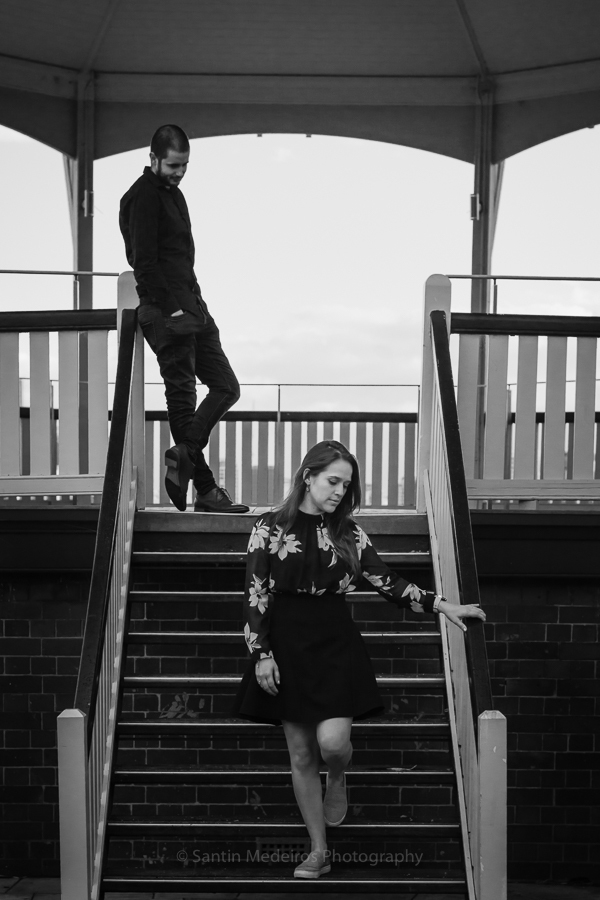 blanco y negro bajando escaleras