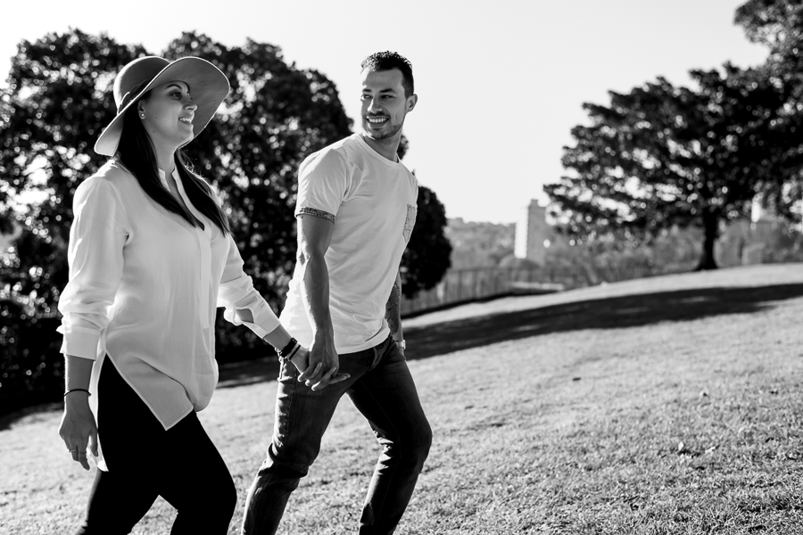 foto pareja subiendo una colina blanco y negro