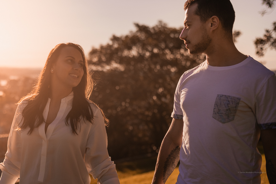 foto pareja luz dorada