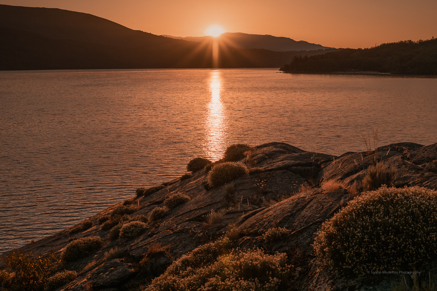 Lugar de celebración de la boda elopement. El amanecer en lago de sanabria con vistas al lago y montaña la fondo. ¡Precioso!