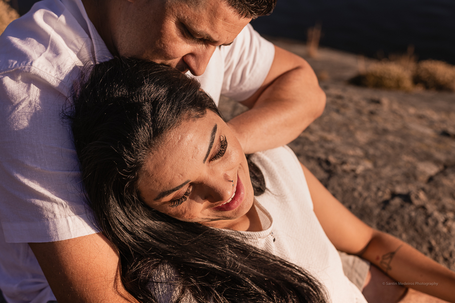 pareja abrazándose y celebrando su boda elopement al aire libre. Están sentados disfrutando la compañía uno del otro.