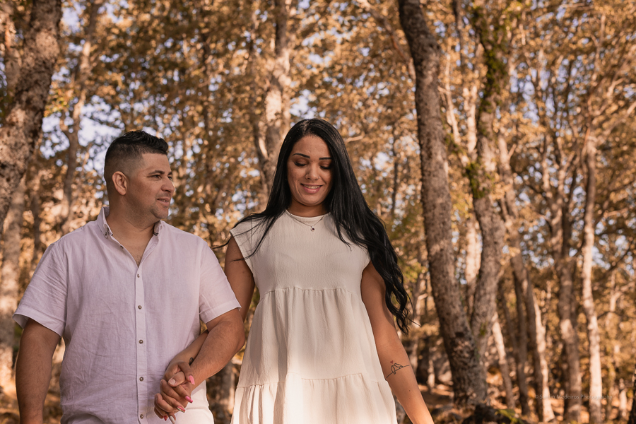 pareja andando en el bosque