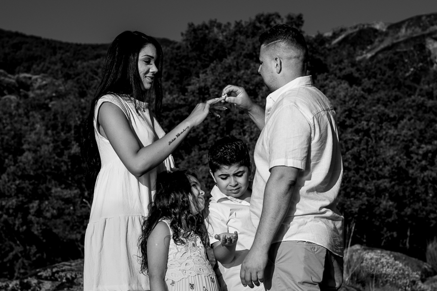 Cambio de los anillos de boda. Junto a la pareja, sus dos hijos pequeños.