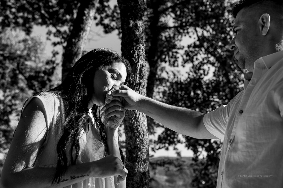 La novia besa el anillo de boda ya en el dedo de su marido