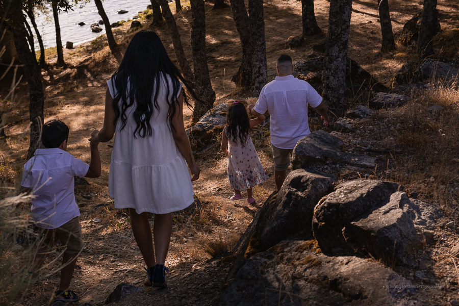 Después de la cerimonia de boda, la familia baja al lago para celebrarlo y jugar.