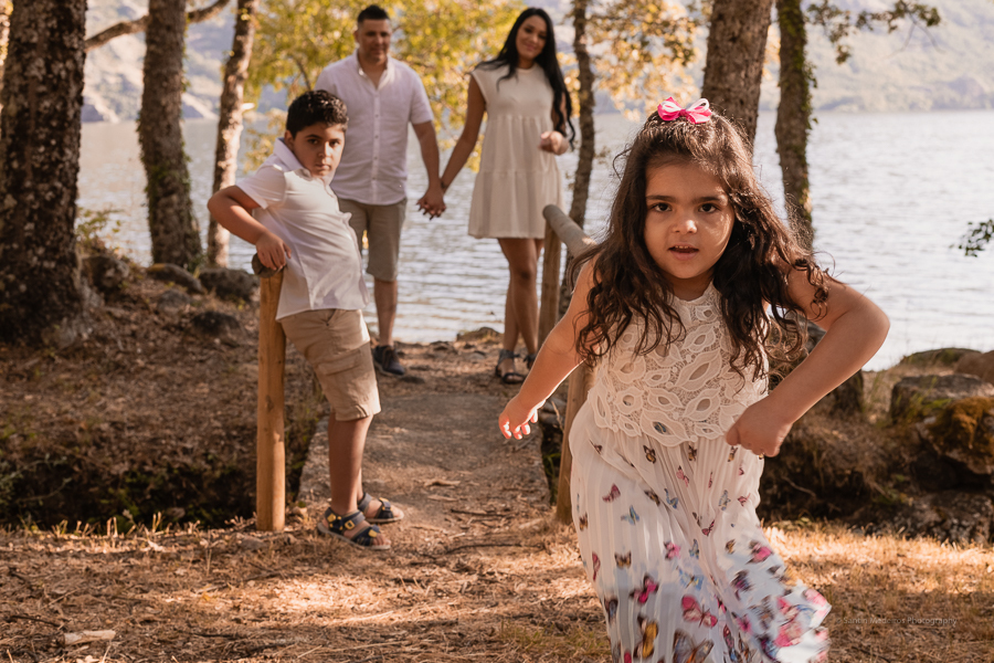 Novios y sus dos hijos