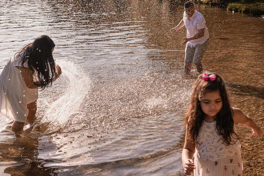 Familia jugando en el lago. Celebrando la boda elopement.