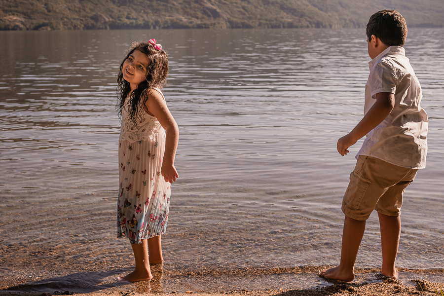 Los hijos de los novios jugando en el lago