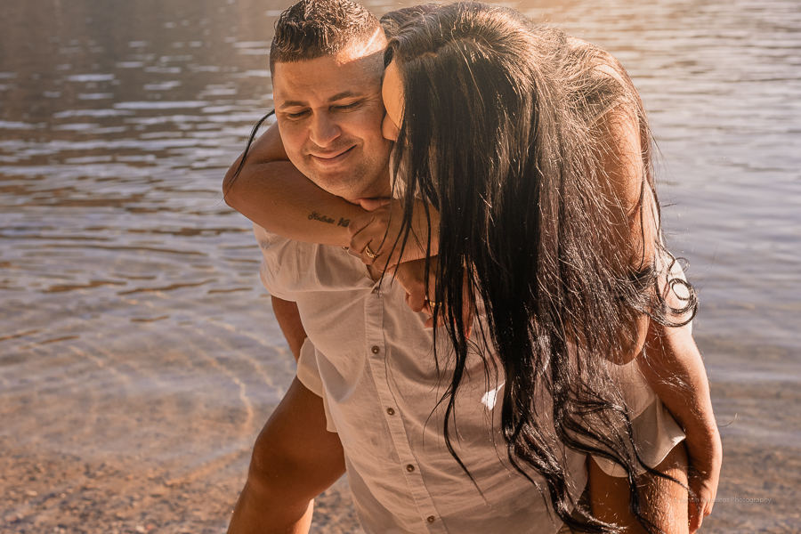 Novios jugando en el lago