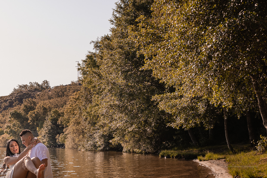 Novios jugando en el lago