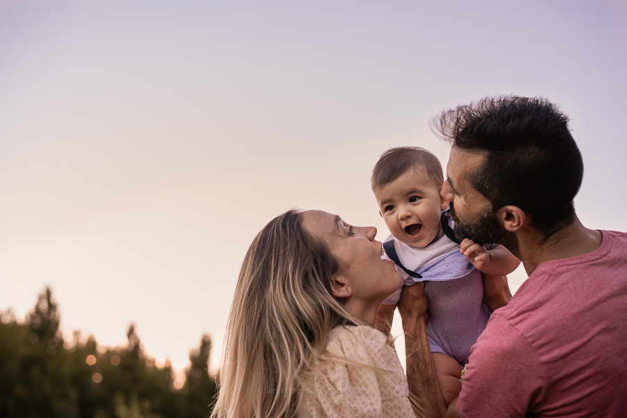 padres e hijo jugando