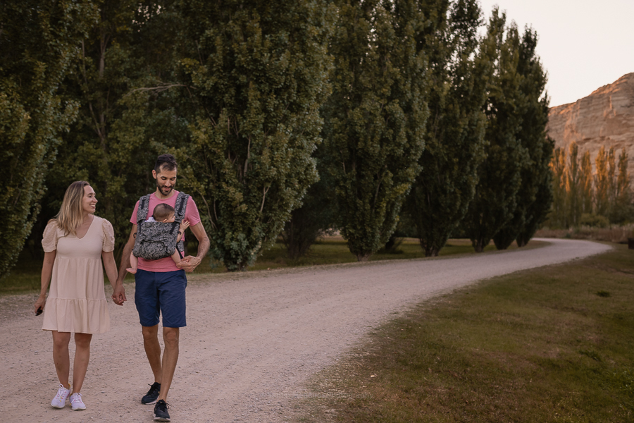 bonita perspectiva de la familia andando por el camino de tierra del parque