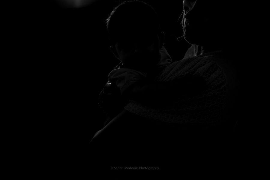 foto blanco y negra muy escura solo con una luz de recorte