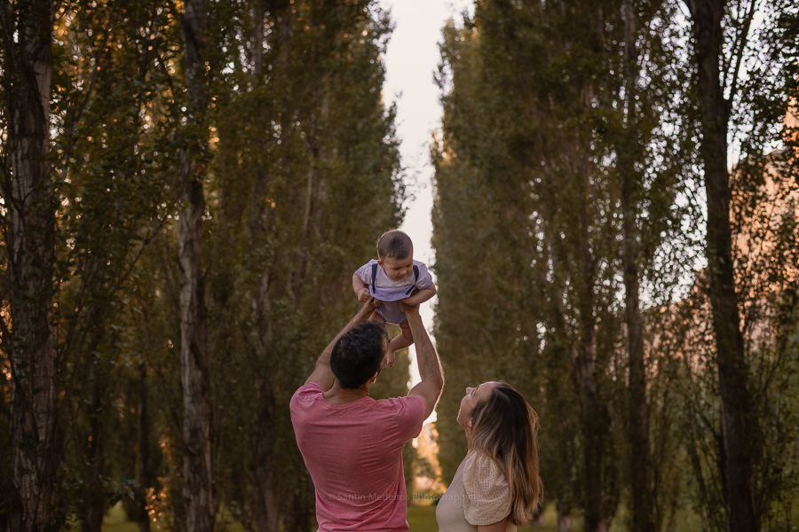 padres jugando con el bebe