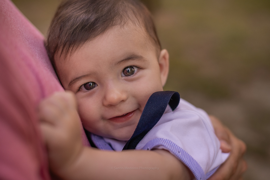 bebe mirando fijamente a la cámara y sonriendo
