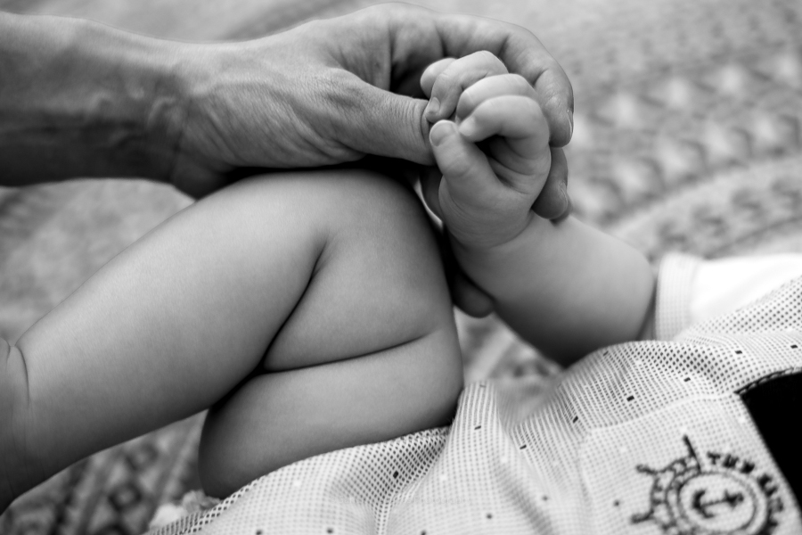 detalles de la manita y las lorzas de la pierna del bebe
