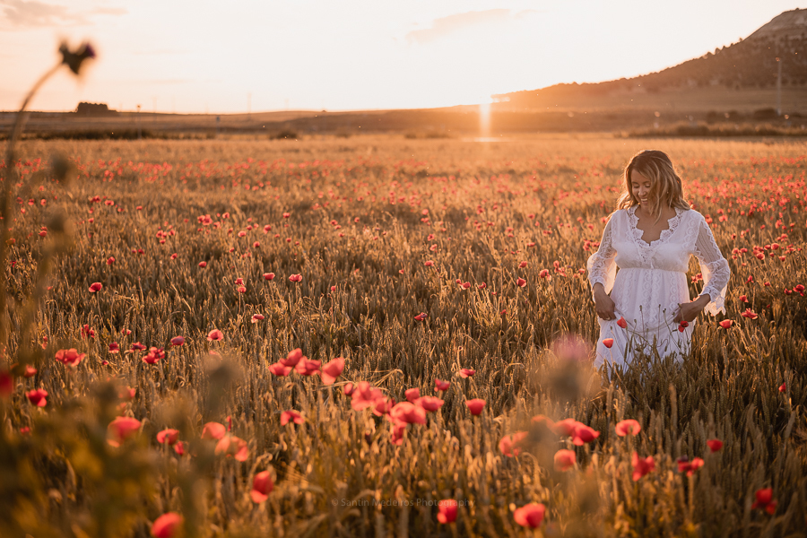 novia divirtiéndose sola entre las amapolas