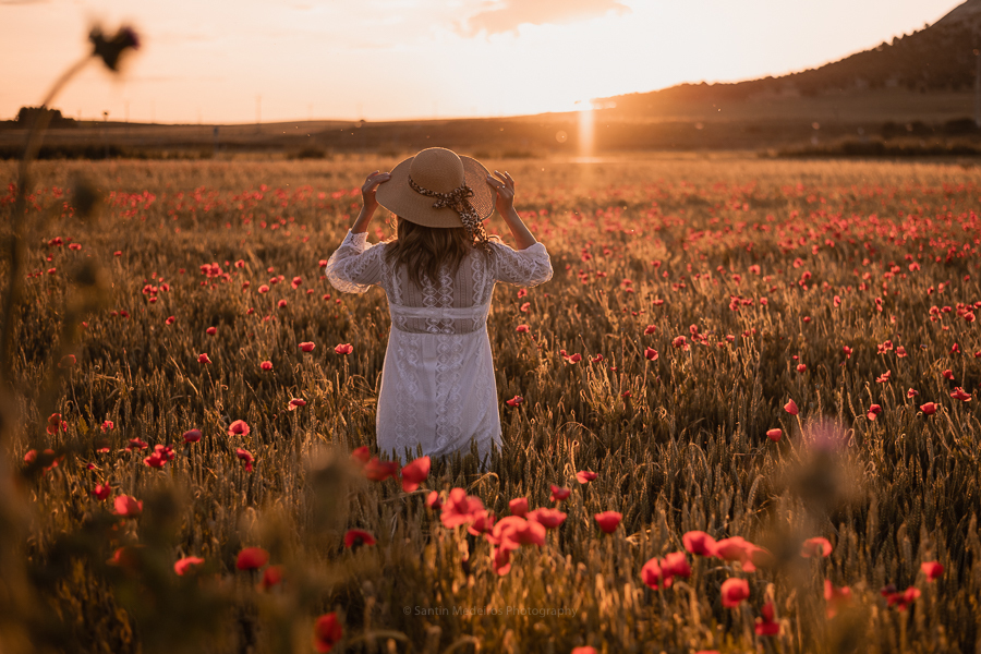 novia sola, de espaldas, viendo una bonita puesta de sol