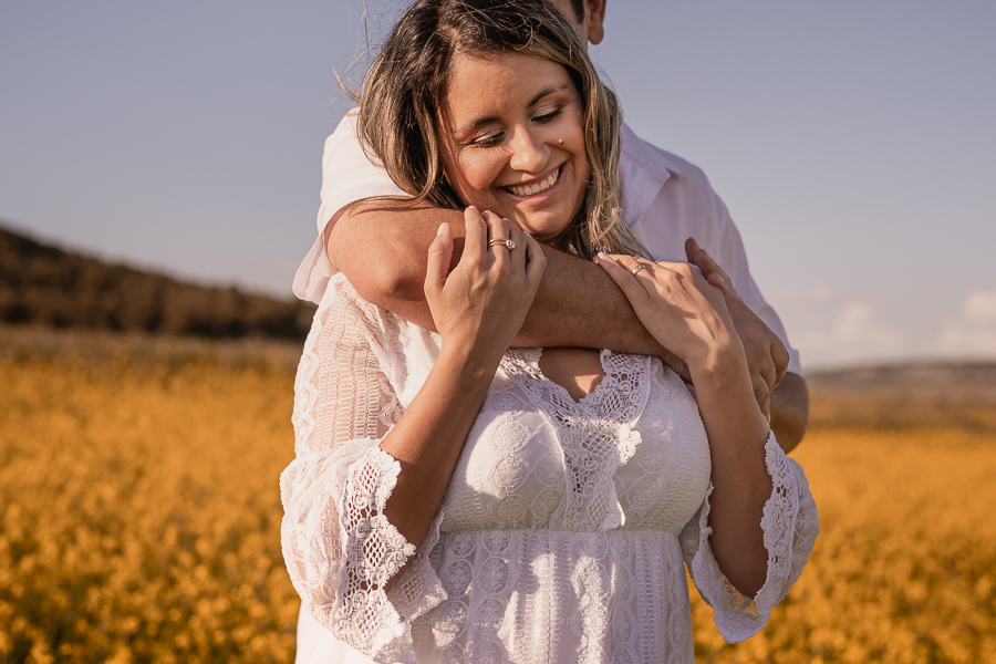 pareja feliz disfrutando de un abrazo lleno de amor