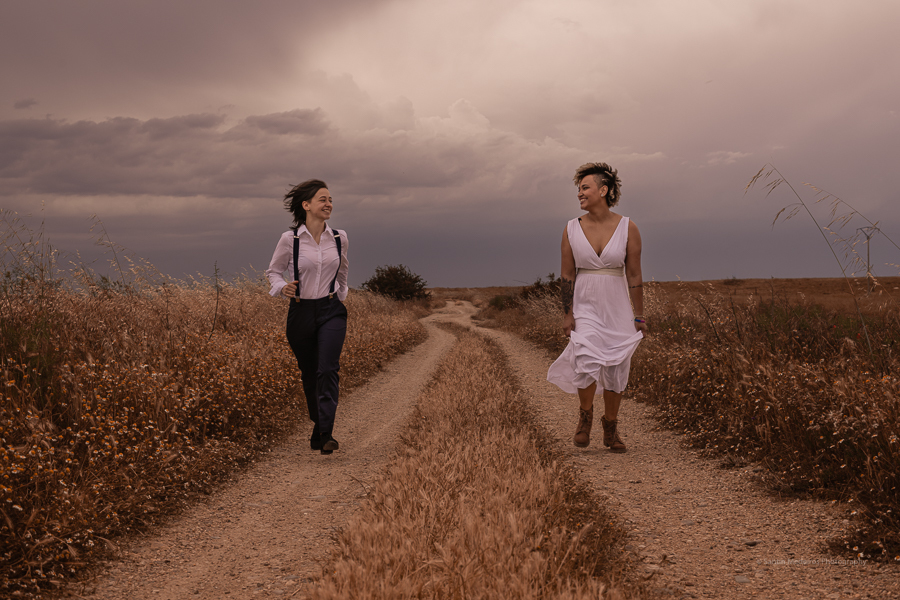 pareja gay corriendo por el campo