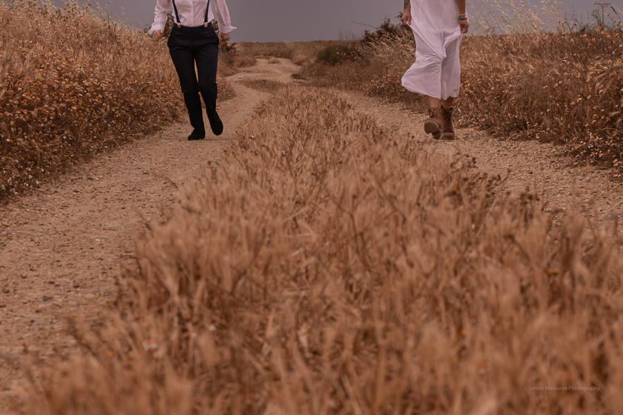 pareja gay corriendo por el campo
