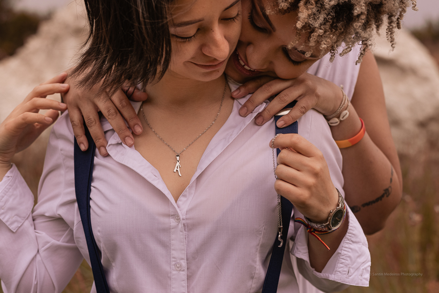 pareja gay abrazándose